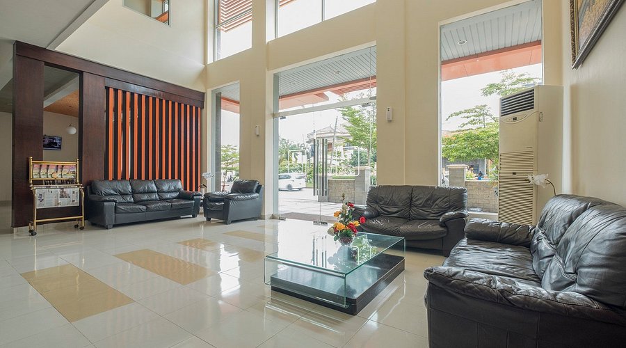 Sudut lobi Townhouse 1182 Somba Opu Seafront dengan desain hangat