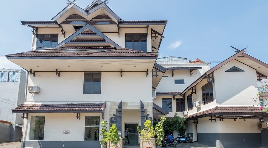 Bangunan OYO Townhouse 392 Anging Mammiri Central di pusat kota Makassar