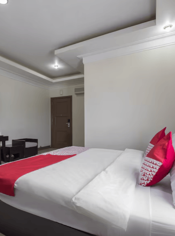 Lobby hotel OYO di Makassar yang bersih, modern, dan nyaman untuk tamu